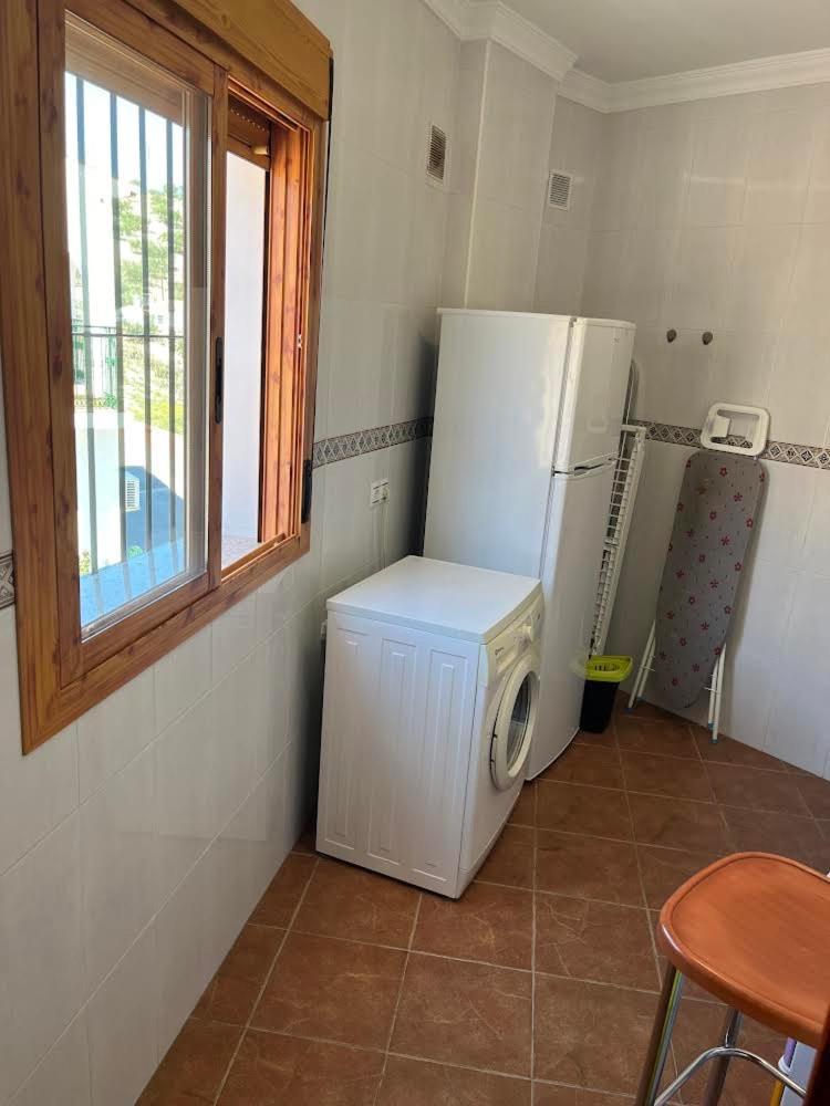 Casa Amplia Con Terraza En La Vinuela Villa Екстериор снимка